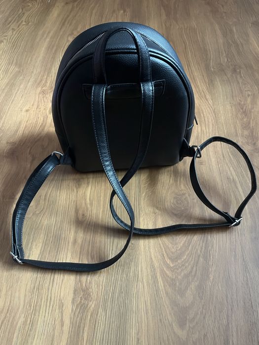 Продавам дамска кожена раница Pull&Bear