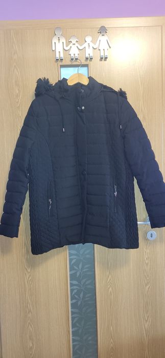 Vand geaca de iarna in stare foarte buna.Marimea 4XL