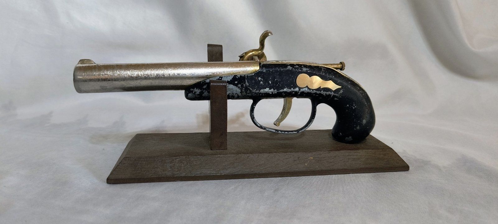 Стар месингов пистолет Derringer за украса и декорация