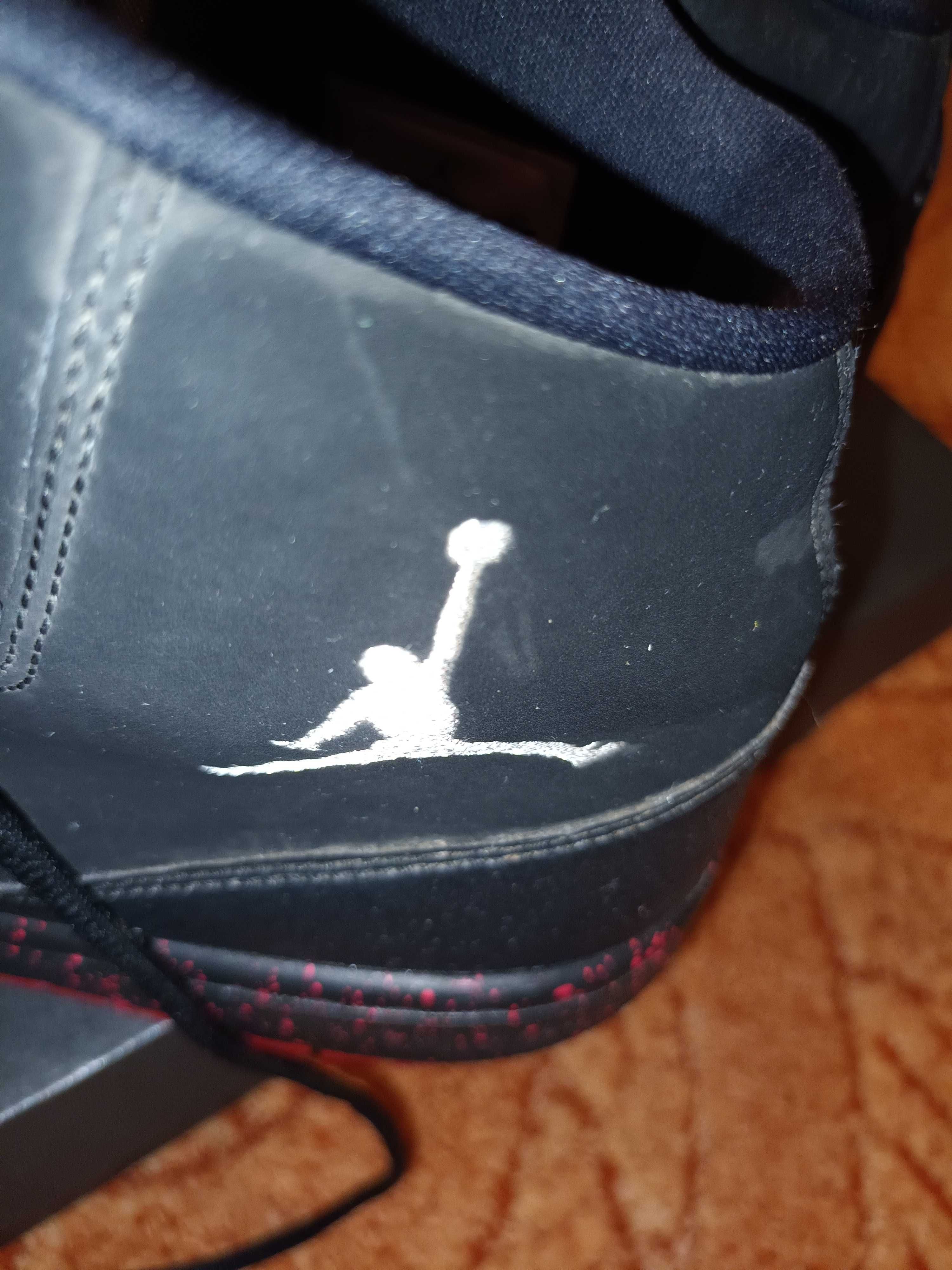 Adidași Jordan măsura 45. Prezintă urme fine de uzură.