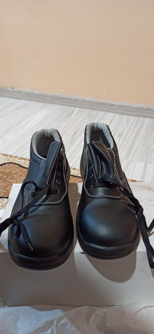 Чисто нови обувки половинки