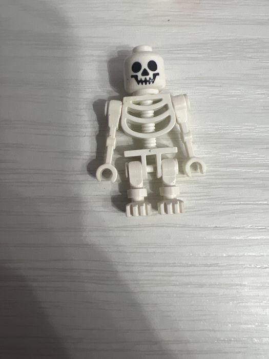 скелет//лего человечек