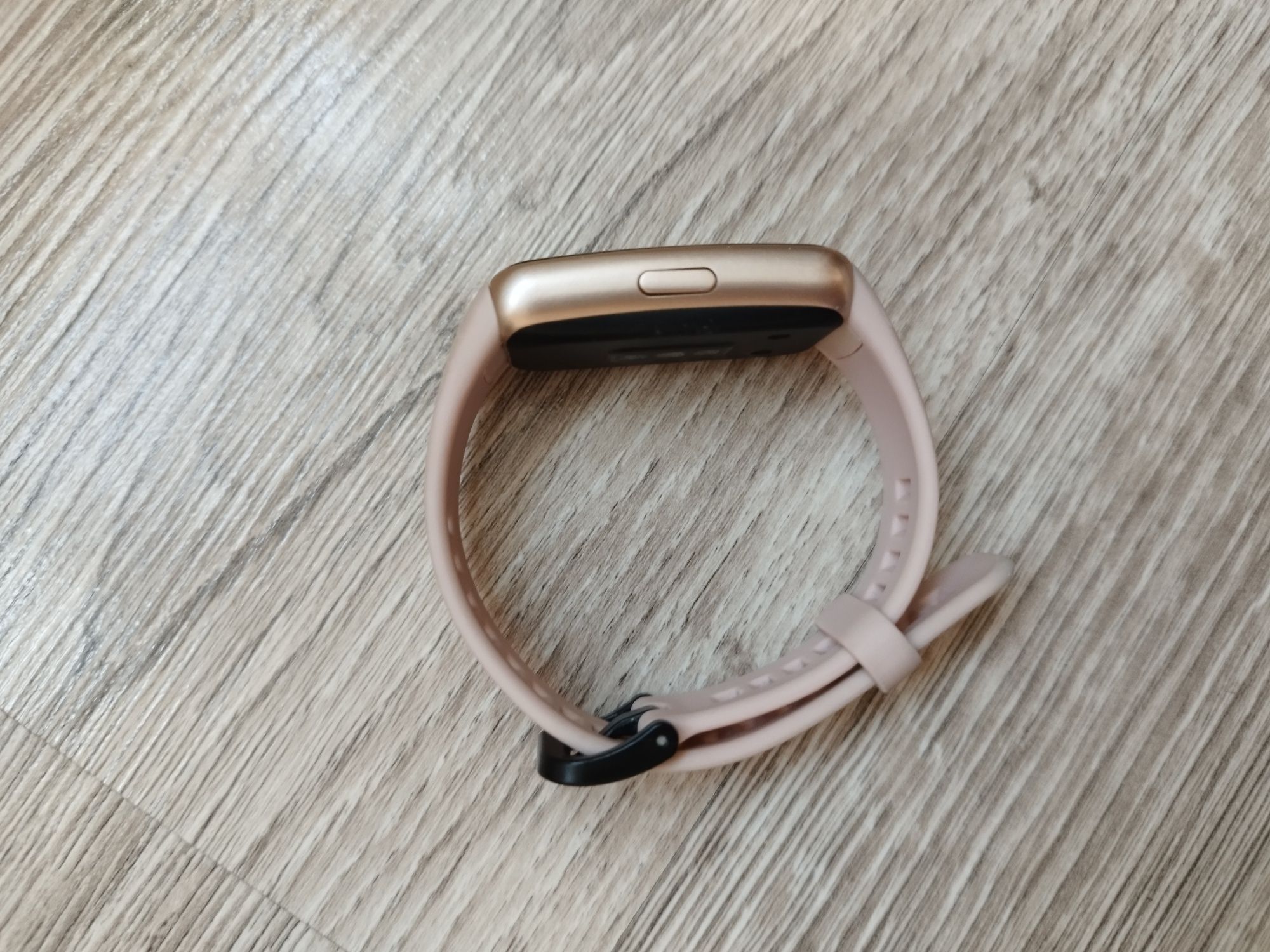 Дамска смарт гривна Huawei Band 6