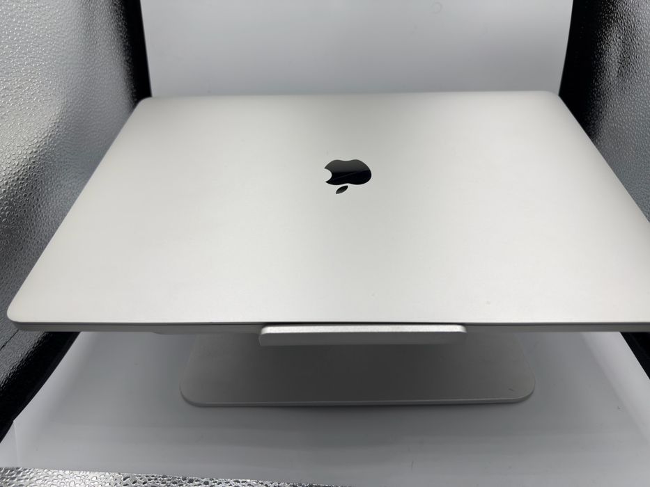 MacBook Pro 15” 2018, i7 6 core, 512GB SSD, Radeon 560X 4 GB, 16 GB DD