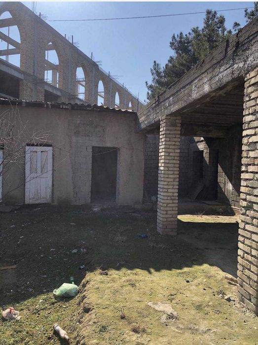Самарканд шахрида 7 хона  1 каватда 4 сотик  ховли сотилади.