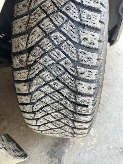 Продам резину зимний 215/60/17