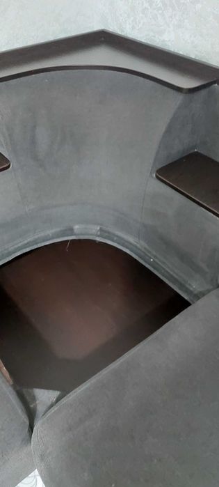 Угловой диван. Серого цвета.