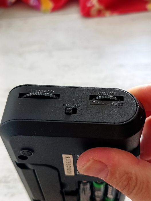 Radio portabil cu baterii și ceas electronic cu proiecție