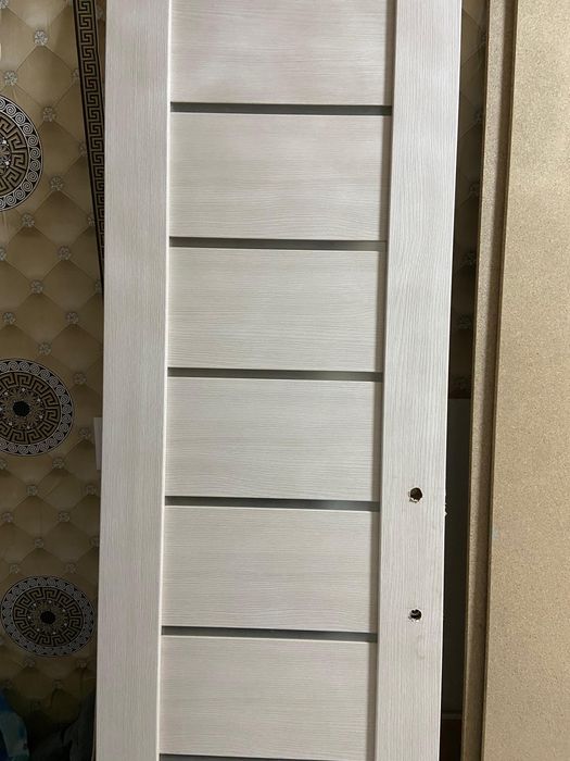 Продам дверь новая с обнолтчкой и ручкой в кремовом цвете