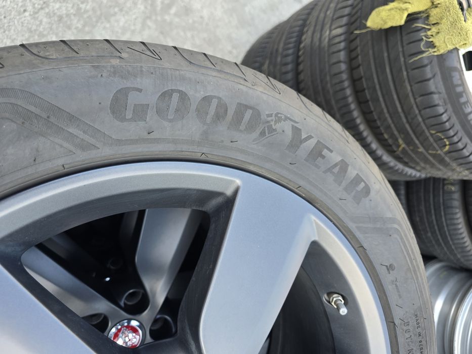 4 Броя 235/55/19 Goodyear 2x5,3mm 2x5mm 23dot