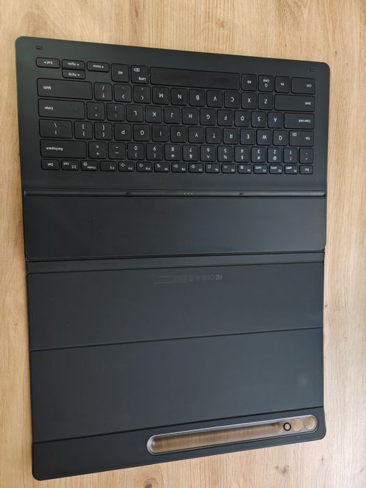 Vând husa cu tastatura slim Samsung Tab S9 ultra