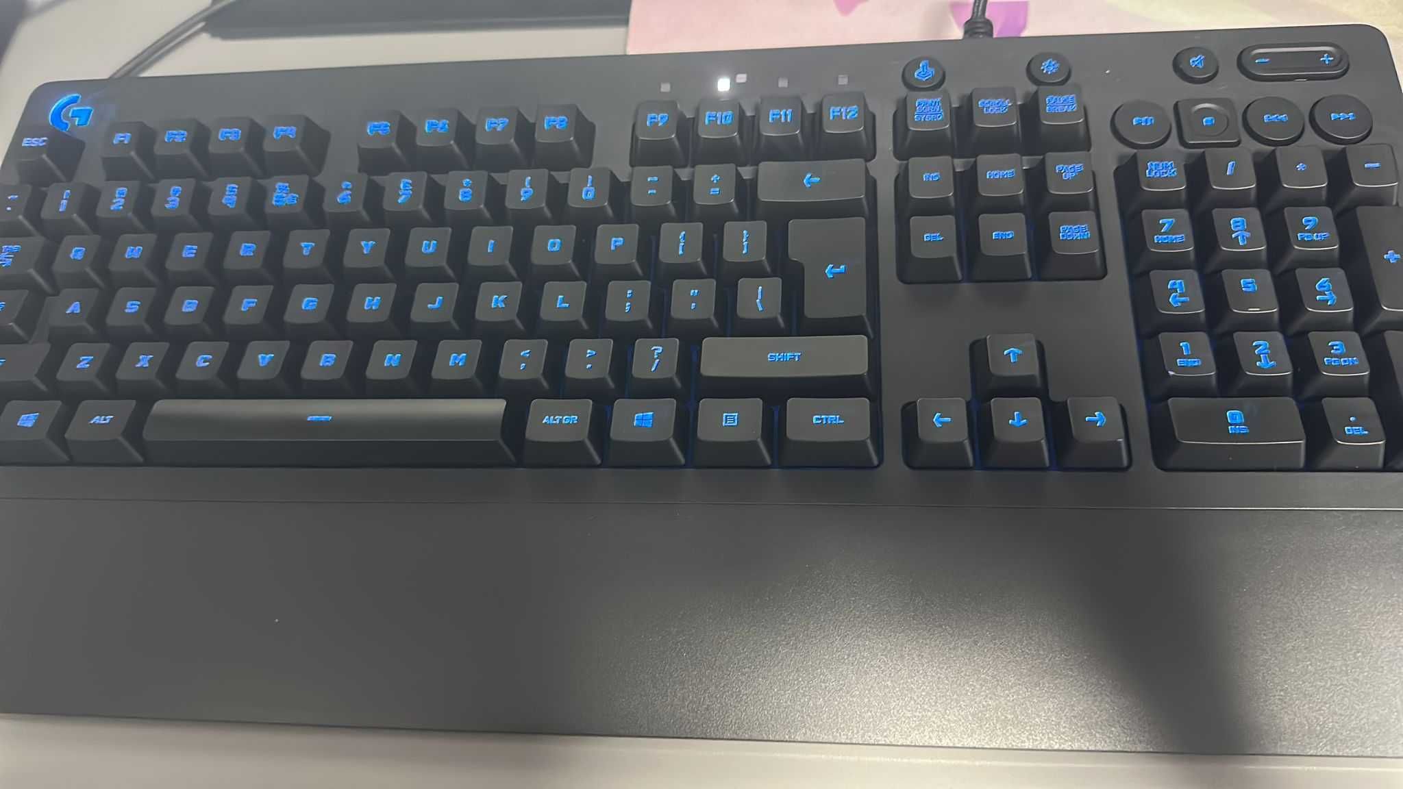 Tastatura gaming semi-mecanica Logitech G213 RGB aproape noua