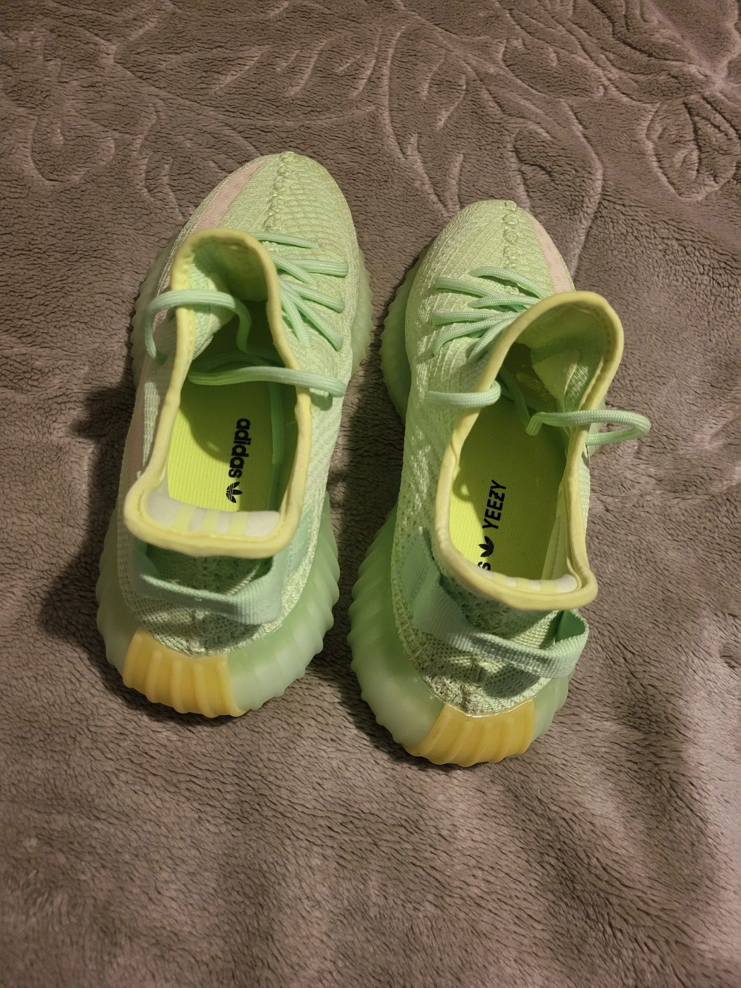 Boost Yeezy 350 V2 Glow Boost Neon Yeezy