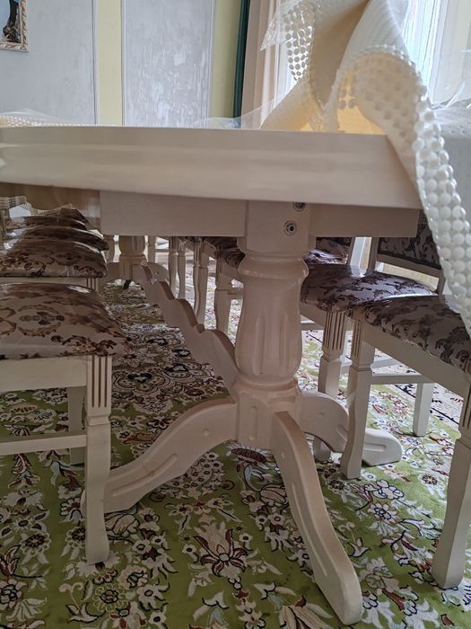 Гостинной стол  и стулья