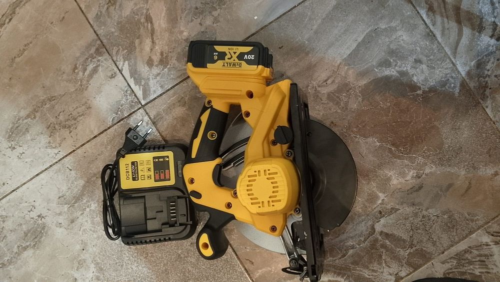 Vând circular dewalt