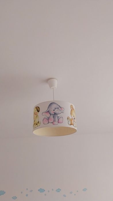 Lustra si covor camera copii
