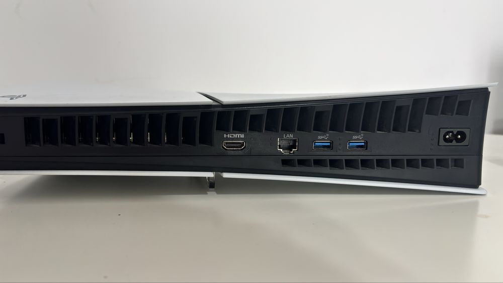 PS5 digital + maneta originala (are garantie inca un an)