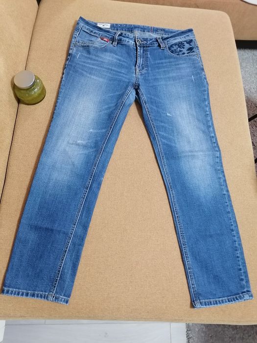 Комплект Дамски дънки и блуза Л размер, 10 лв