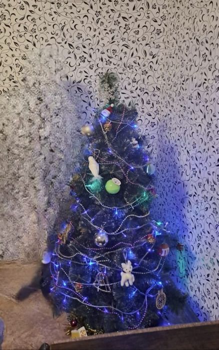 Ёлка искусственная с шишками