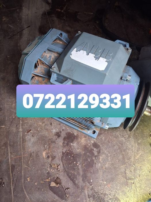 Vând motor 380 aproape nou