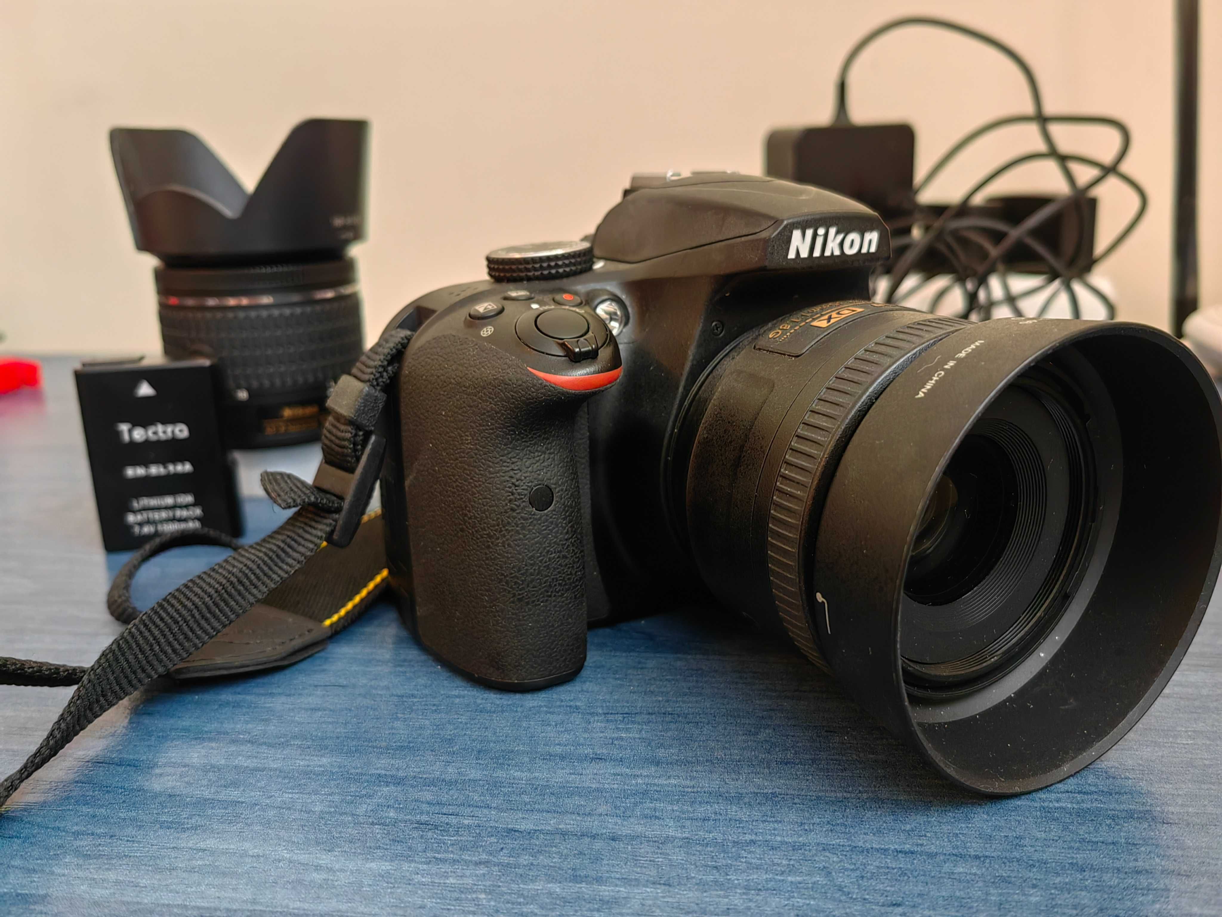 Nikon D3400 с два обектива
