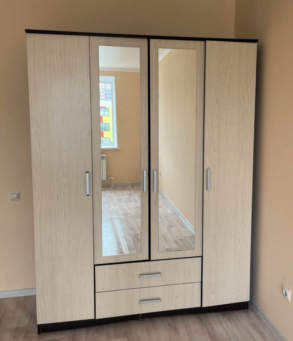 Продам срочно 4дверный шкаф