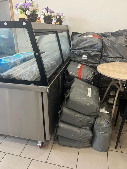 Витринный Холодильник в  очень отличном состоянии в рабочем состоянии.