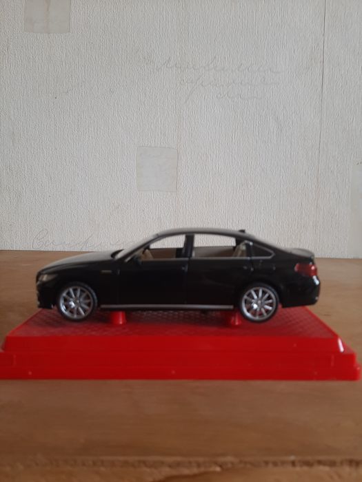 Продаются модели.