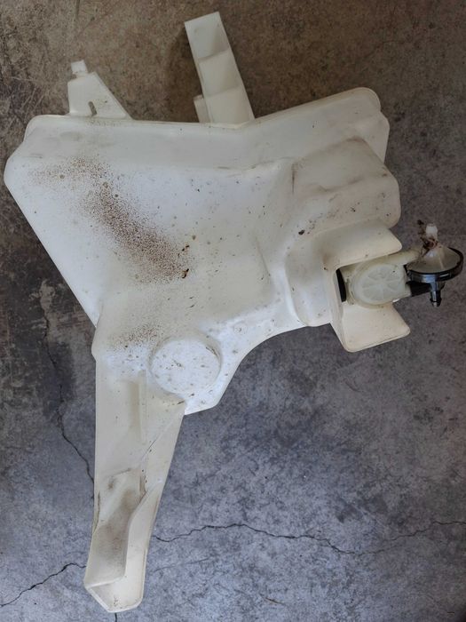 Казанче за вода за чистачки , Нисан NV 200