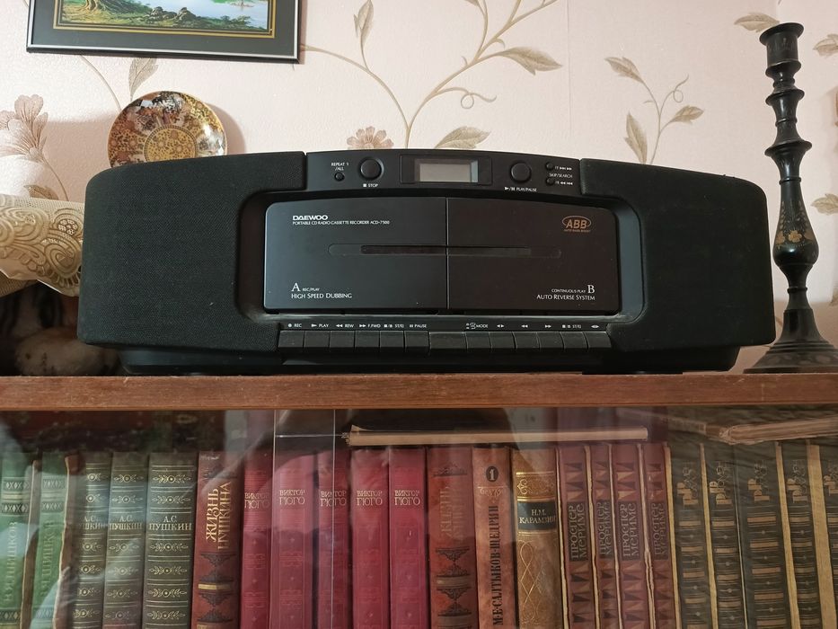 Продается магнитофон , читает касеты, радио FM диапазон,сиди диски