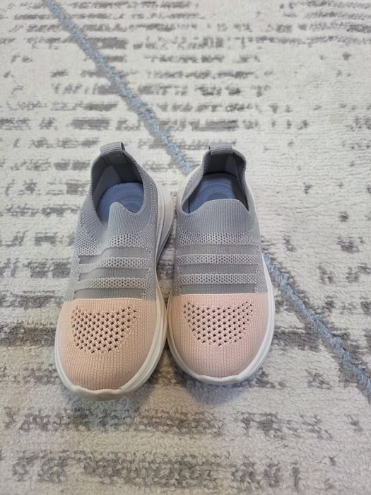 Продам кроссовки для девочки в хорошем состоянии