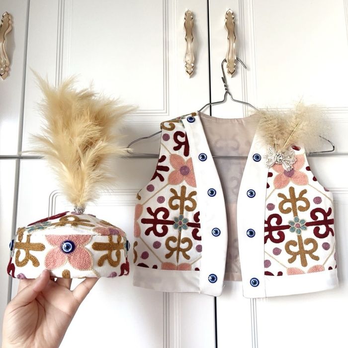 Тұсау кесерге арналған ерекше ұлттық киім топтамасы