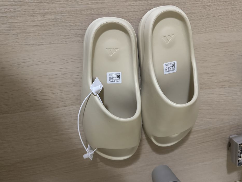 Yeezy Slides crem cu design minimalist