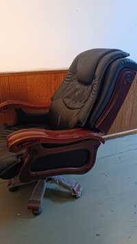 Продается офисный кожаный кресло в хорошем состоянии