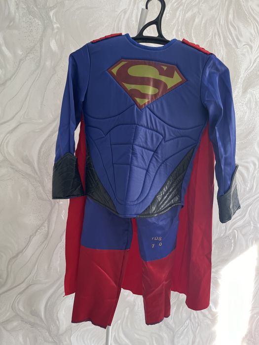 Продам новогоднии костюм для мальчика супермен