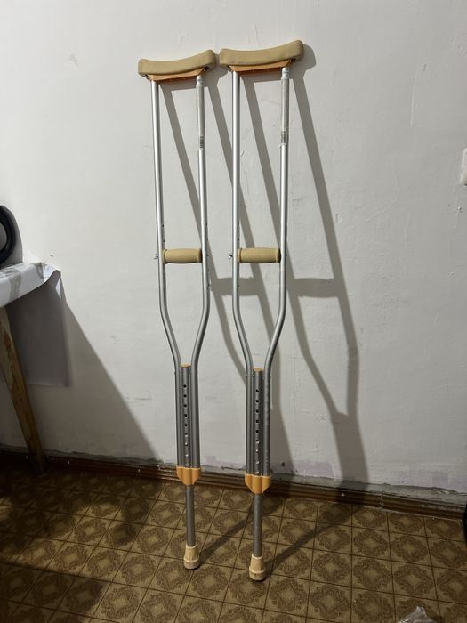 Продам оба костыля