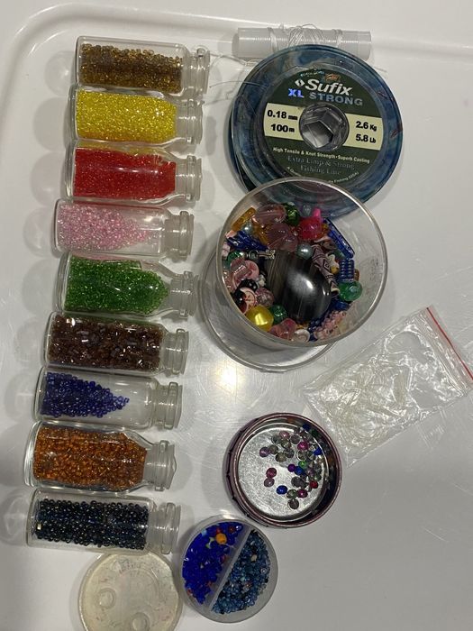 Бисер, бусинки, леска, нить для плетения.