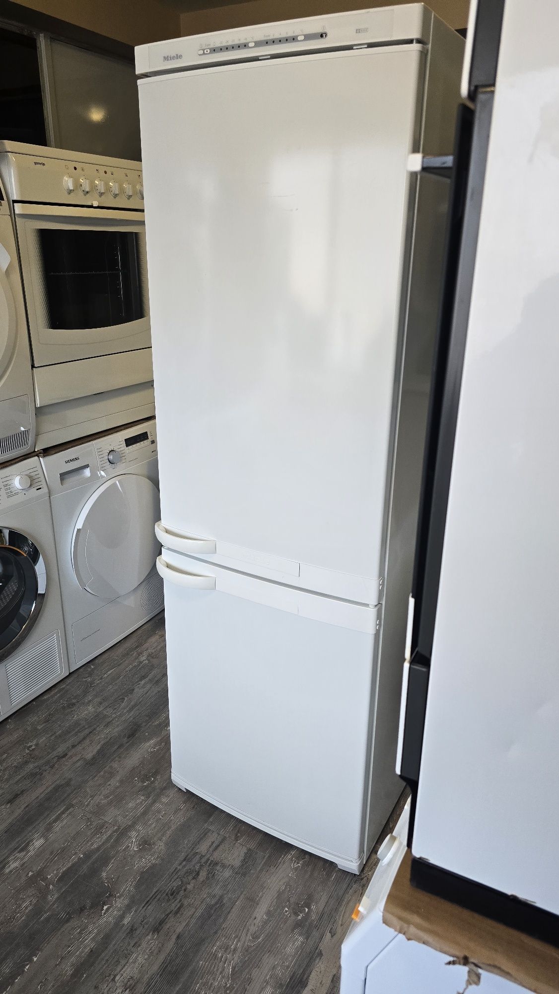 Хладилник с фризер Miele 180см