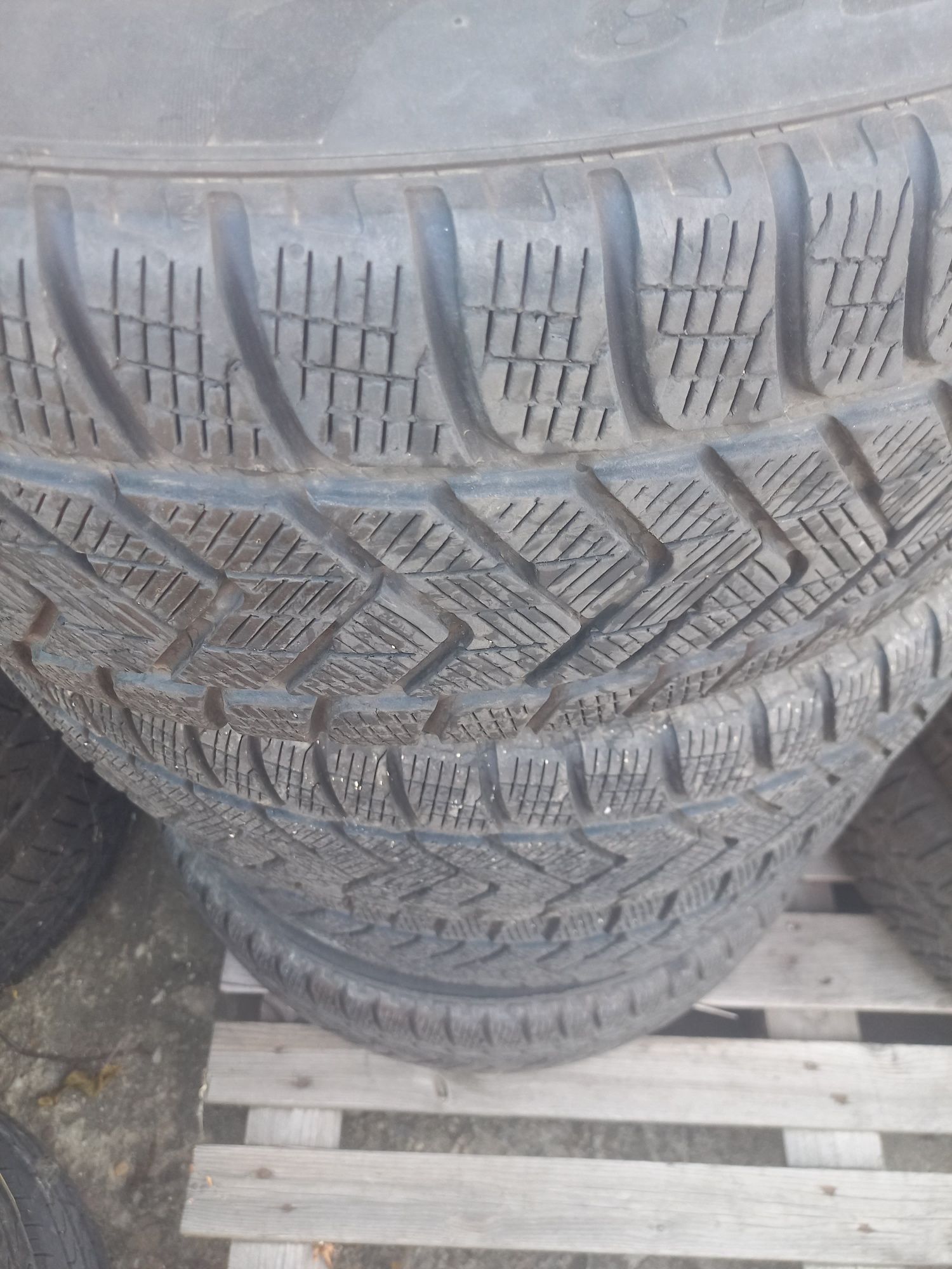 Pirelli 235/50/18 - 4 броя зимни