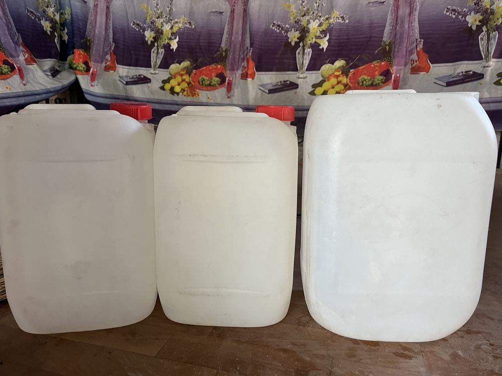 Продам  пластмассовые  канистры для воды