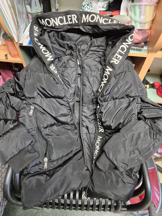 Мъжко яке на фирмата монклер,носено е но в отлично състояние, няма скъ