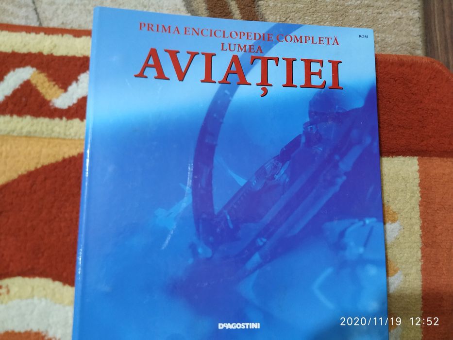 Două cărți cu avioane și elicoptere pentru pasionații.