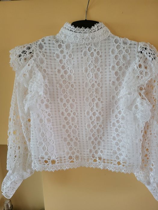 Нова бяла дантелена риза