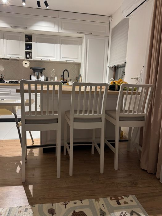 Insula bucatarie cu dulapuri si 6 scaune