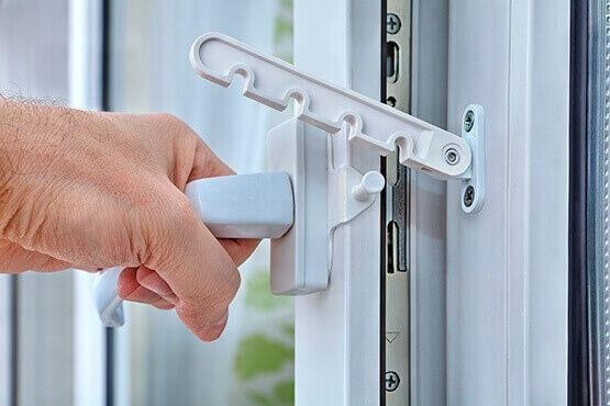 Ручки на окна. Ремонт окон и дверей. Подоконники, стеклопакеты. Откосы
