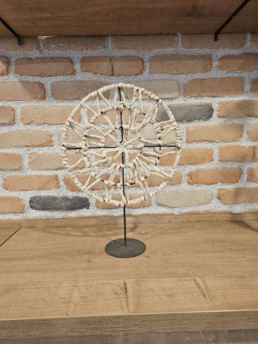 Decorațiune din metal cu iută