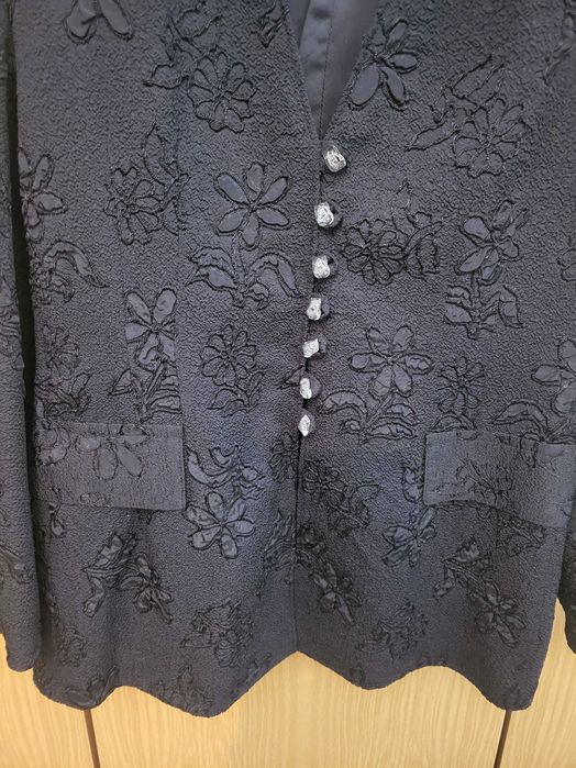 Черно сако на цветя