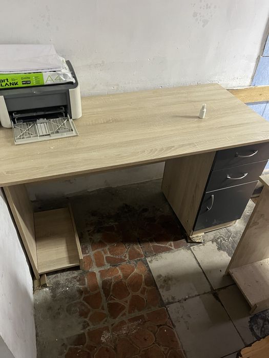 Стол офисный с полками