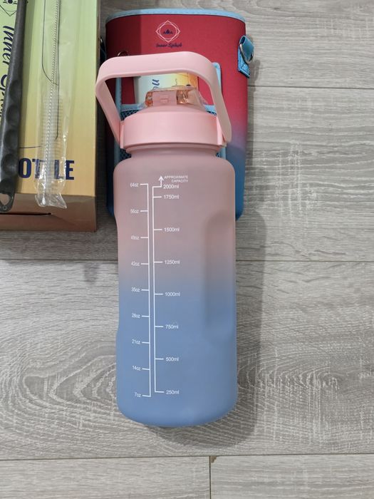 Sticlă de apă Inner Splash 2L cu pai gradat și husă – roz, roșu, albas