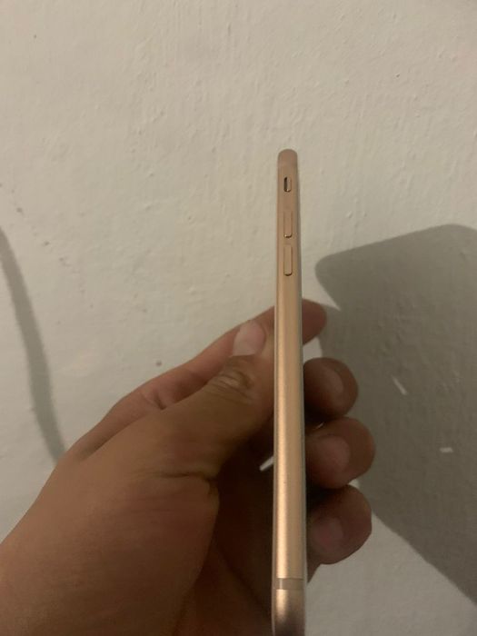 Срочно  продаю айфон 8